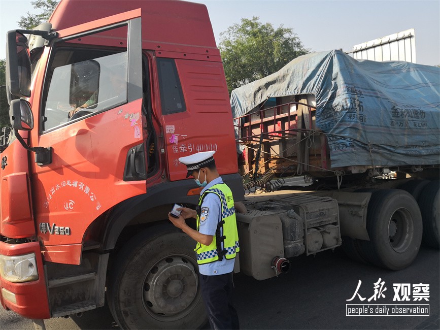 商丘交警博爱中队开展大货车闯红灯整治···