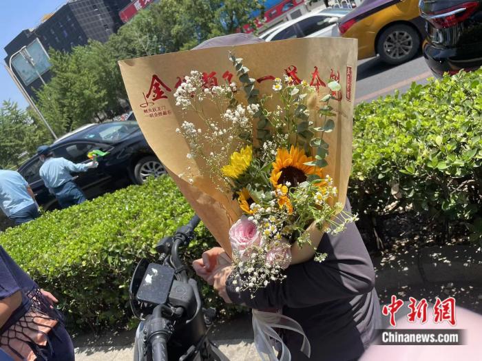 高考“好彩头”背后:有人卖花一上午挣千元