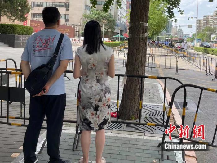 高考“好彩头”背后:有人卖花一上午挣千元