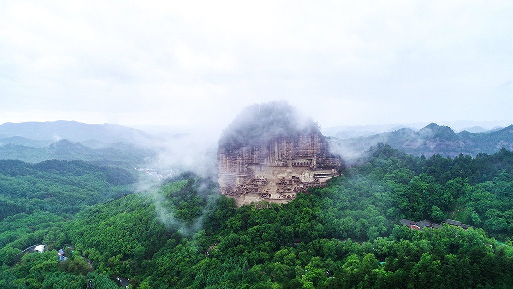 这是5月31日拍摄的烟雨笼罩下的麦积山石窟(无人机照片)。新华社记者 郎兵兵 摄