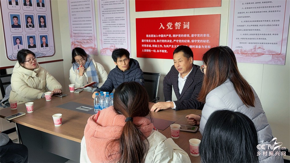 图1:念锦与实践队成员座谈 - 副本 - 副本.jpg