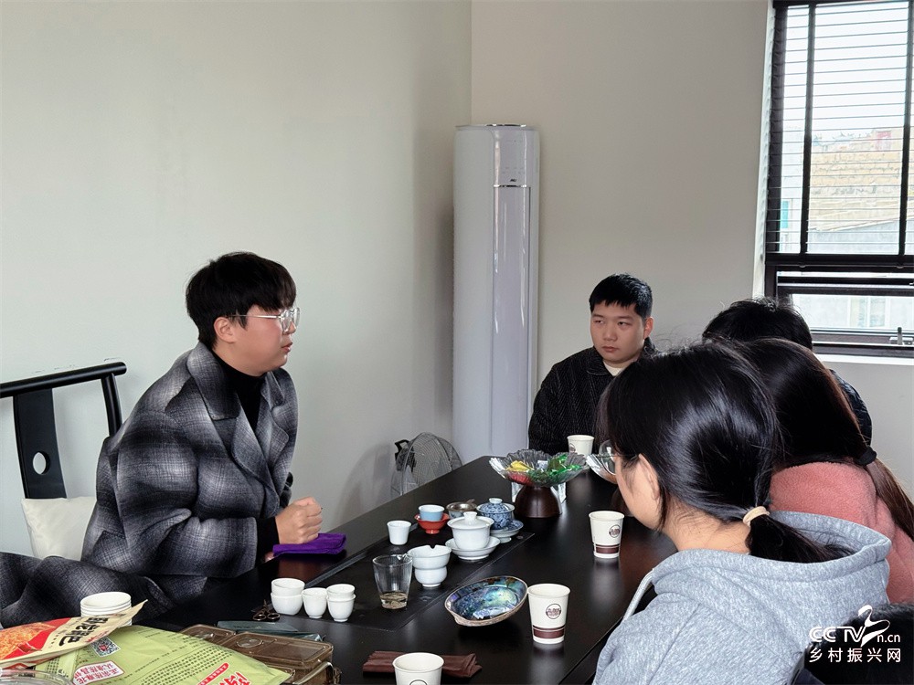 图2:念翼鹏与实践队成员 - 副本.jpg